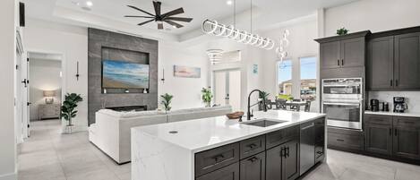 Réfrigérateur, four à micro-ondes, un four, surface de cuisson