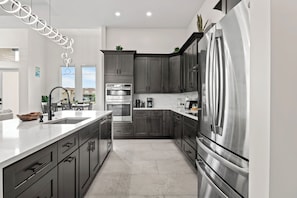 Refrigerador, microondas, horno y parrilla de estufa