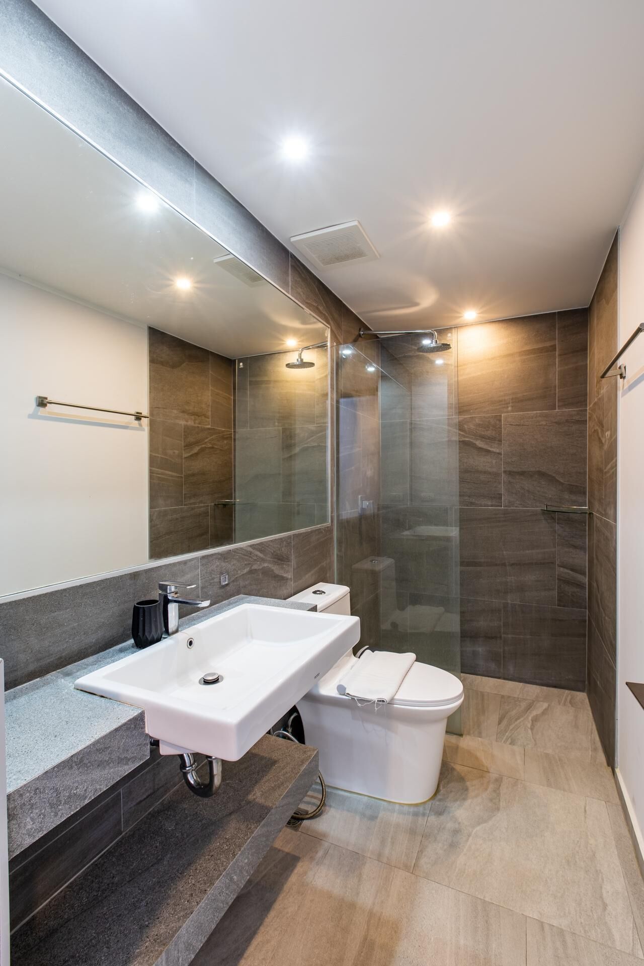 Appartement, balkon, uitzicht op bergen | Badkamer | Een douche, handdoeken, toiletpapier