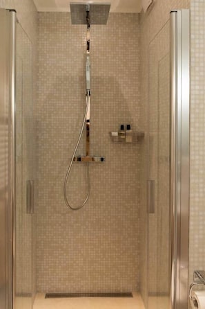 Douche, séchoir à cheveux, savon, papier de toilette