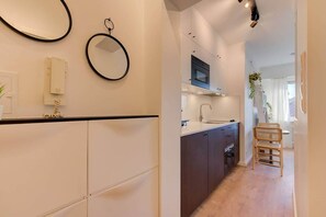 Kühlschrank, Mikrowelle, Herdplatte, Geschirrspüler