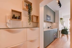 Fridge, microwave, stovetop, dishwasher