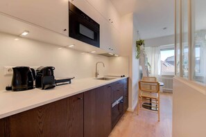 Kühlschrank, Mikrowelle, Herdplatte, Geschirrspüler