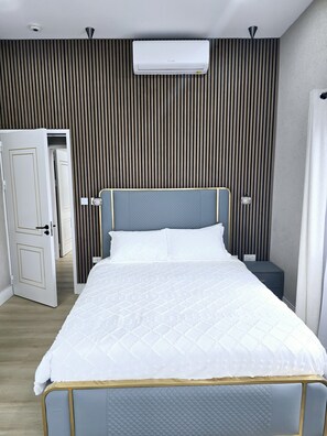 2 habitaciones, tabla de planchar con plancha, wifi y ropa de cama 