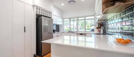 Køleskab, mikrobølgeovn, ovn, kogeplade