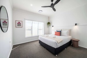 3 habitaciones, tabla de planchar con plancha y cuna de viaje 