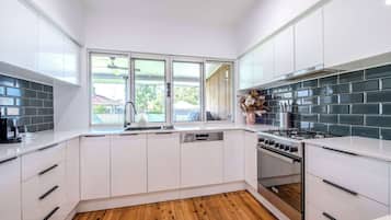 Een koelkast, een microgolfoven, een oven, een kookplaat
