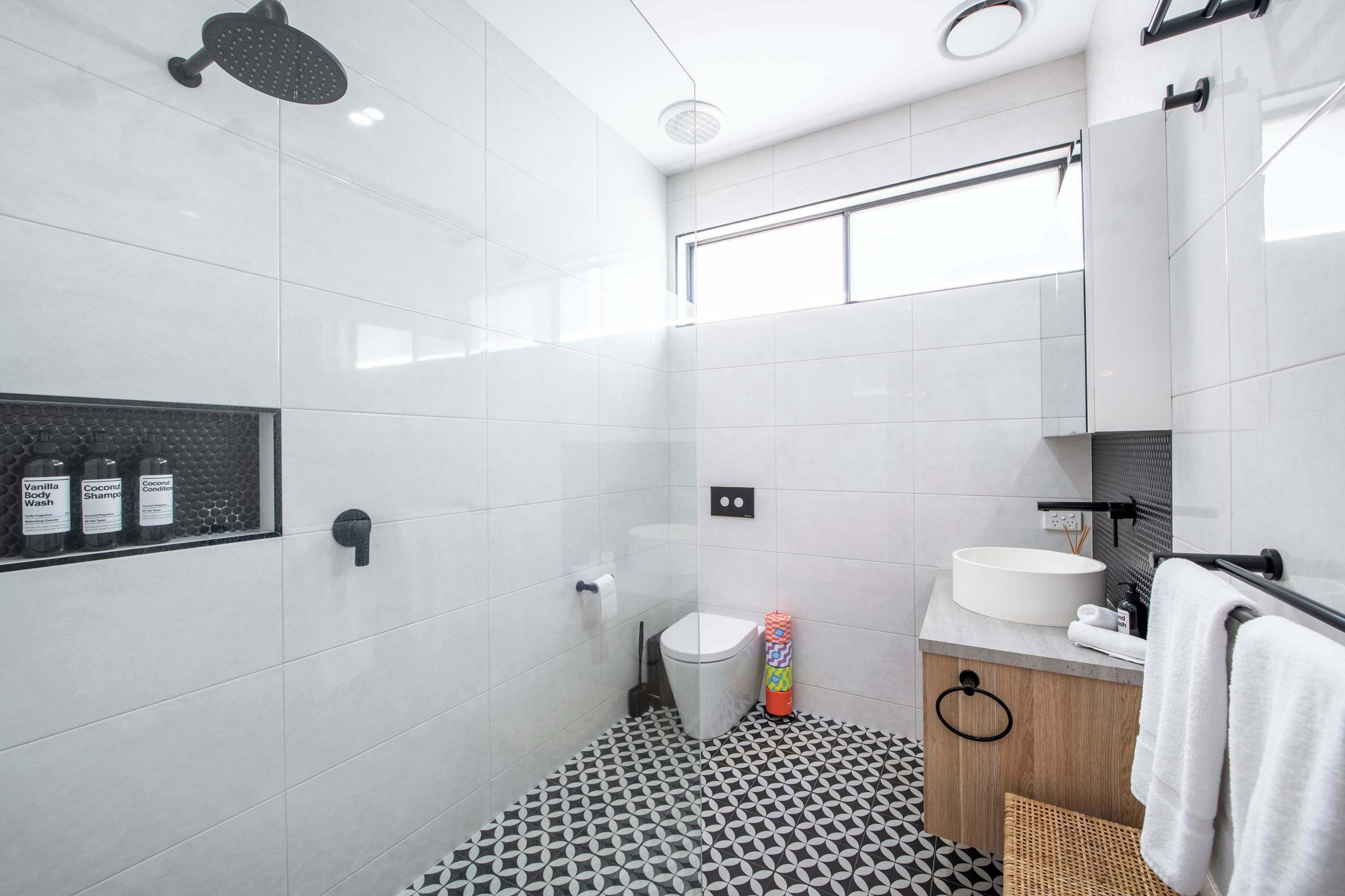 Een douche, een haardroger, handdoeken, shampoo