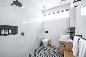 Dusche, Haartrockner, Handtücher, Shampoo
