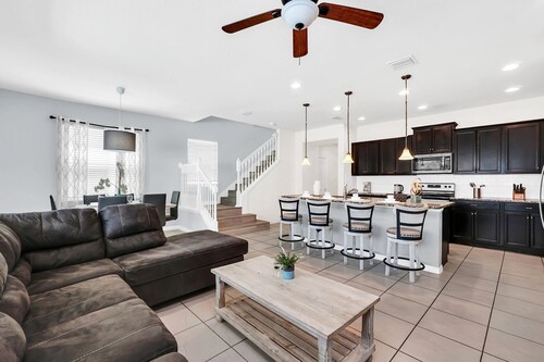 Perfect 5-bedroom with private pool close to Disney