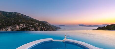 Villa | 6 bedrooms, desk