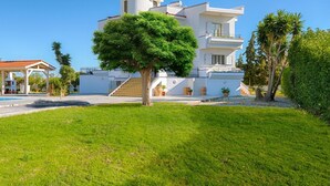 A modern two-story house with a flat roof, a covered patio, and a swimming pool. - Giovanni Villa Giovanni (Rhodes)