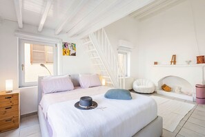 House | 2 bedrooms, desk