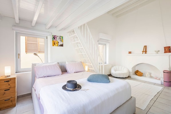 House | 2 bedrooms, desk