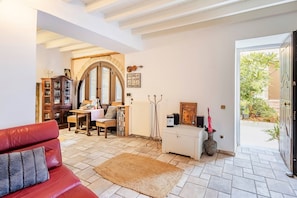 House | 2 bedrooms, desk