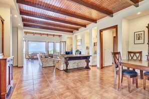 House | 2 bedrooms, desk
