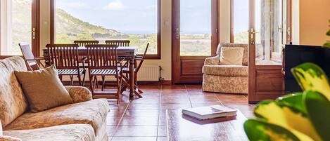 House | 2 bedrooms, desk