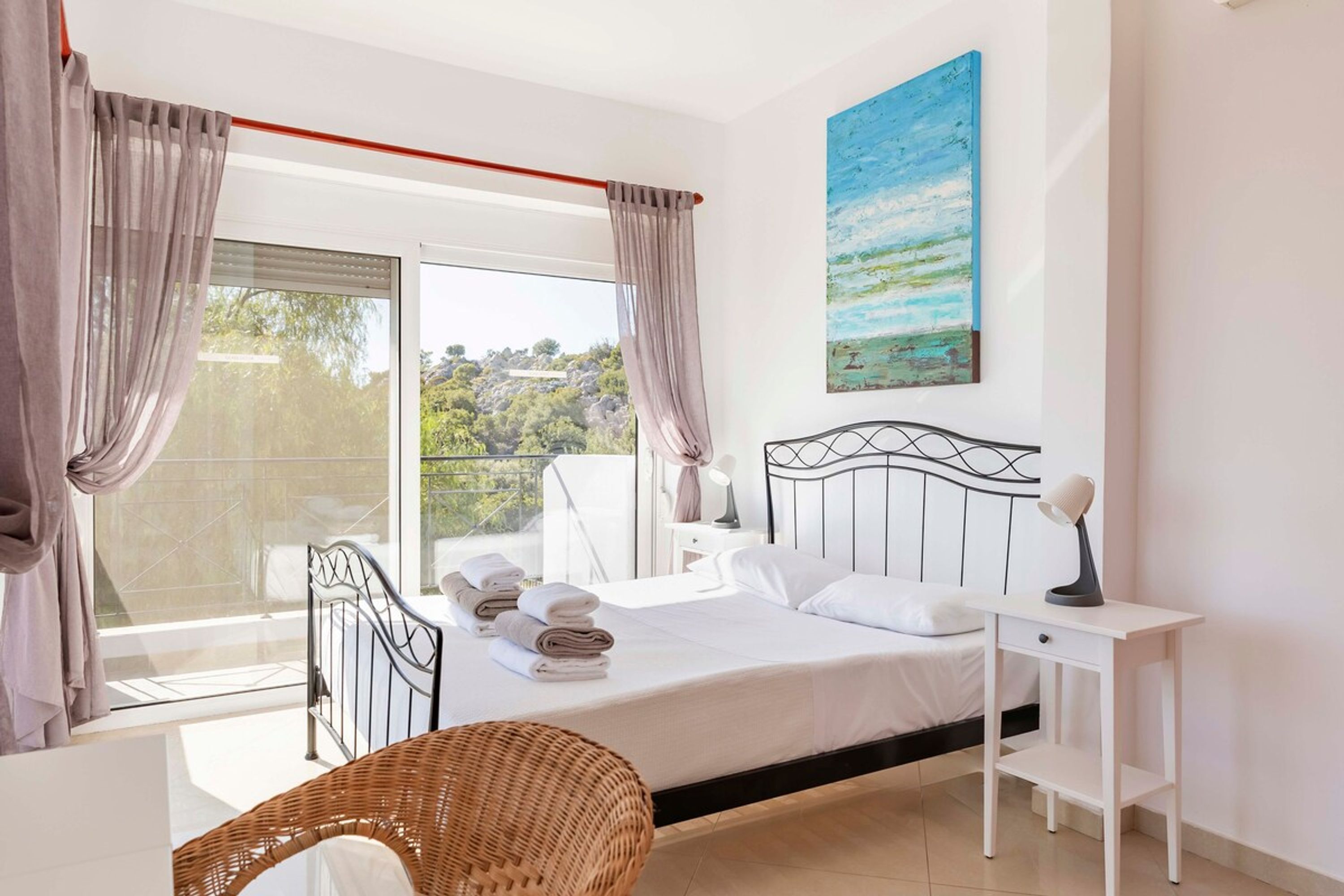 House | 3 bedrooms, desk