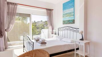 House | 3 bedrooms, desk