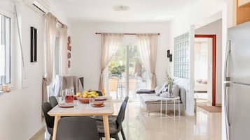 House | 3 bedrooms, desk