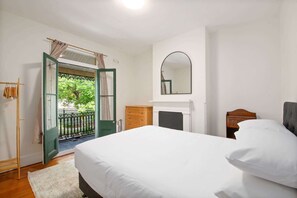 2 bedrooms, desk, iron/ironing board, WiFi