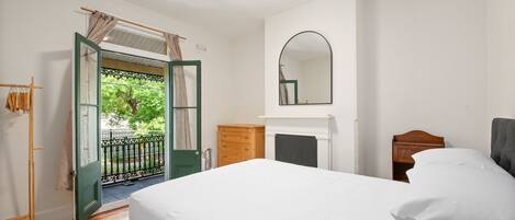 2 bedrooms, desk, iron/ironing board, WiFi