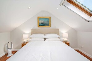 2 bedrooms, desk, iron/ironing board, WiFi