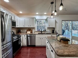 Fridge, microwave, oven, stovetop - Pocolonial Charming 4BR Mountain Retreat (Albrightsville)