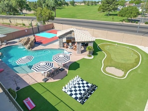 Ein Pool mit Wasserspiel, ein Putting Green und ein großes Schachspiel-Set.