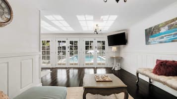 Fernseher, Kamin, Arbeitsbereiche