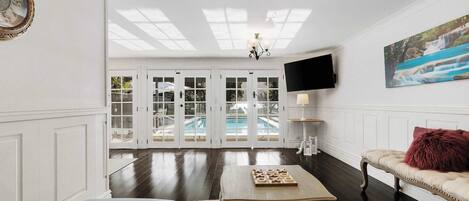 TV, lareira, escritórios