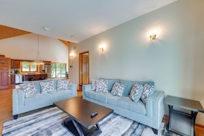 Televisión, chimenea, libros y estéreo