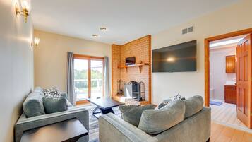 电视、壁炉、书、立体声音响