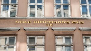 A building facade with the name "NELS ERICHENS HUS 1870" prominently displayed. - Chic city pad - Handpainted art - Great location by Daniel&Jacob's (København)