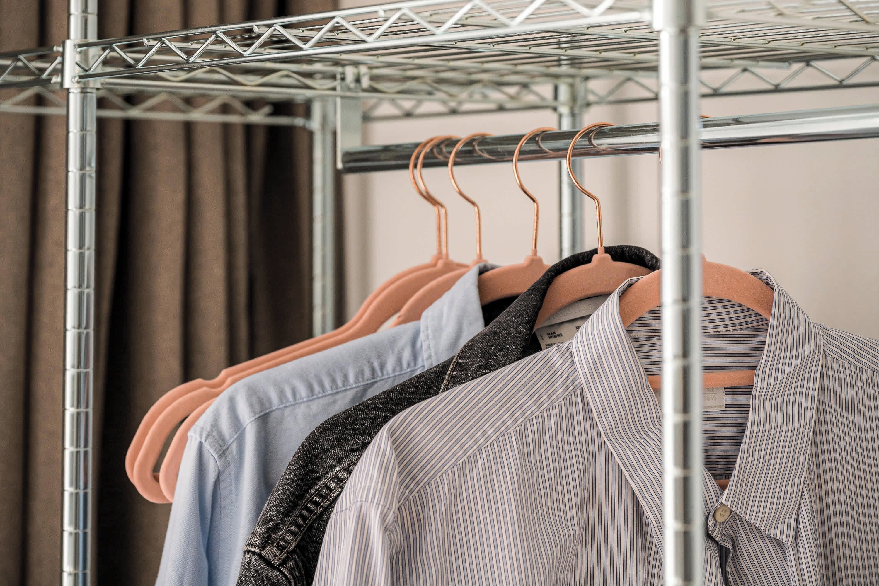 Un étendoir métallique doté de plusieurs supports pour suspendre différents vêtements.