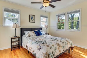 4 bedrooms, iron/ironing board, Internet, bed sheets