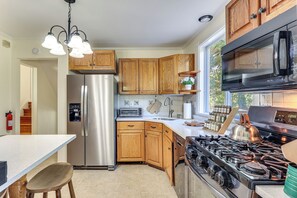 Coffee/tea maker, cookware/dishes/utensils