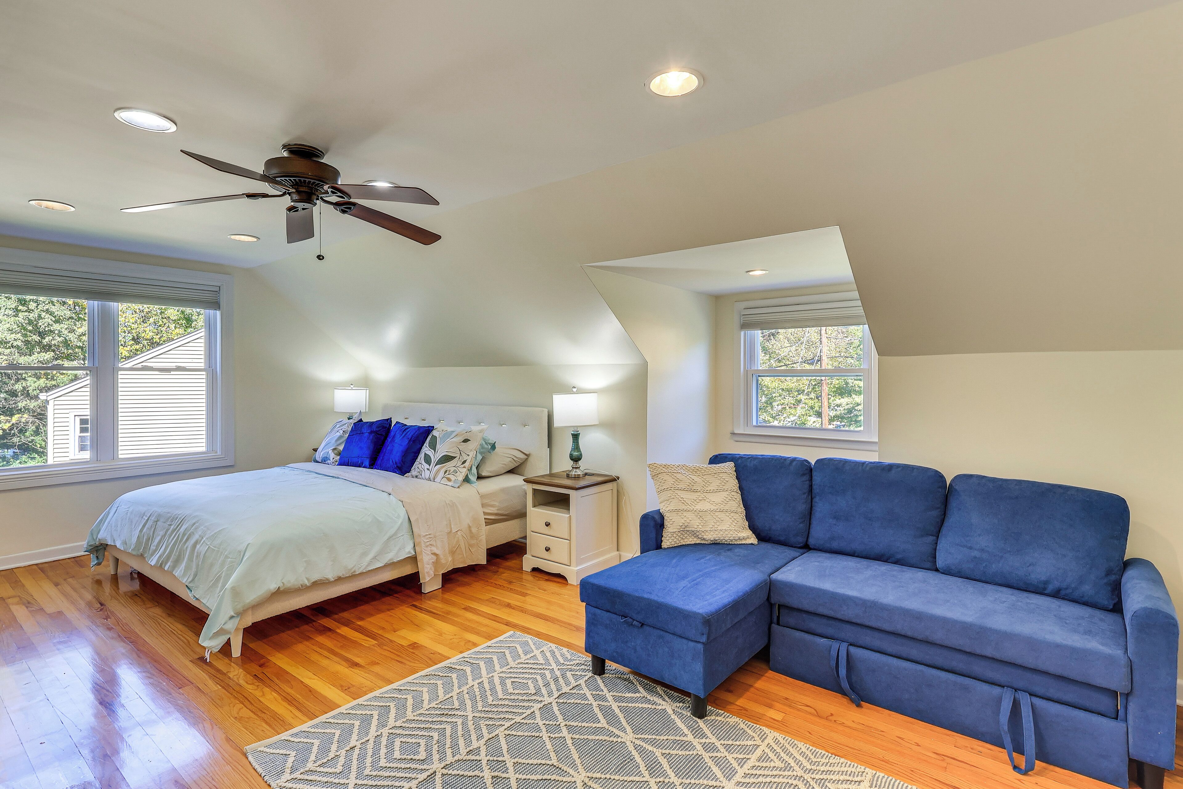 4 bedrooms, iron/ironing board, internet, bed sheets