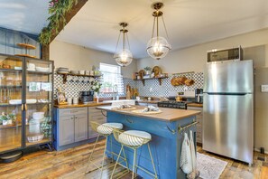 Jääkaappi, mikroaaltouuni, liesi, kahvin-/teenkeitin