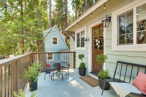 Outdoor dining - Hike, Ski, Relax: Mtn Getaway in Lake Arrowhead (Lake Arrowhead)