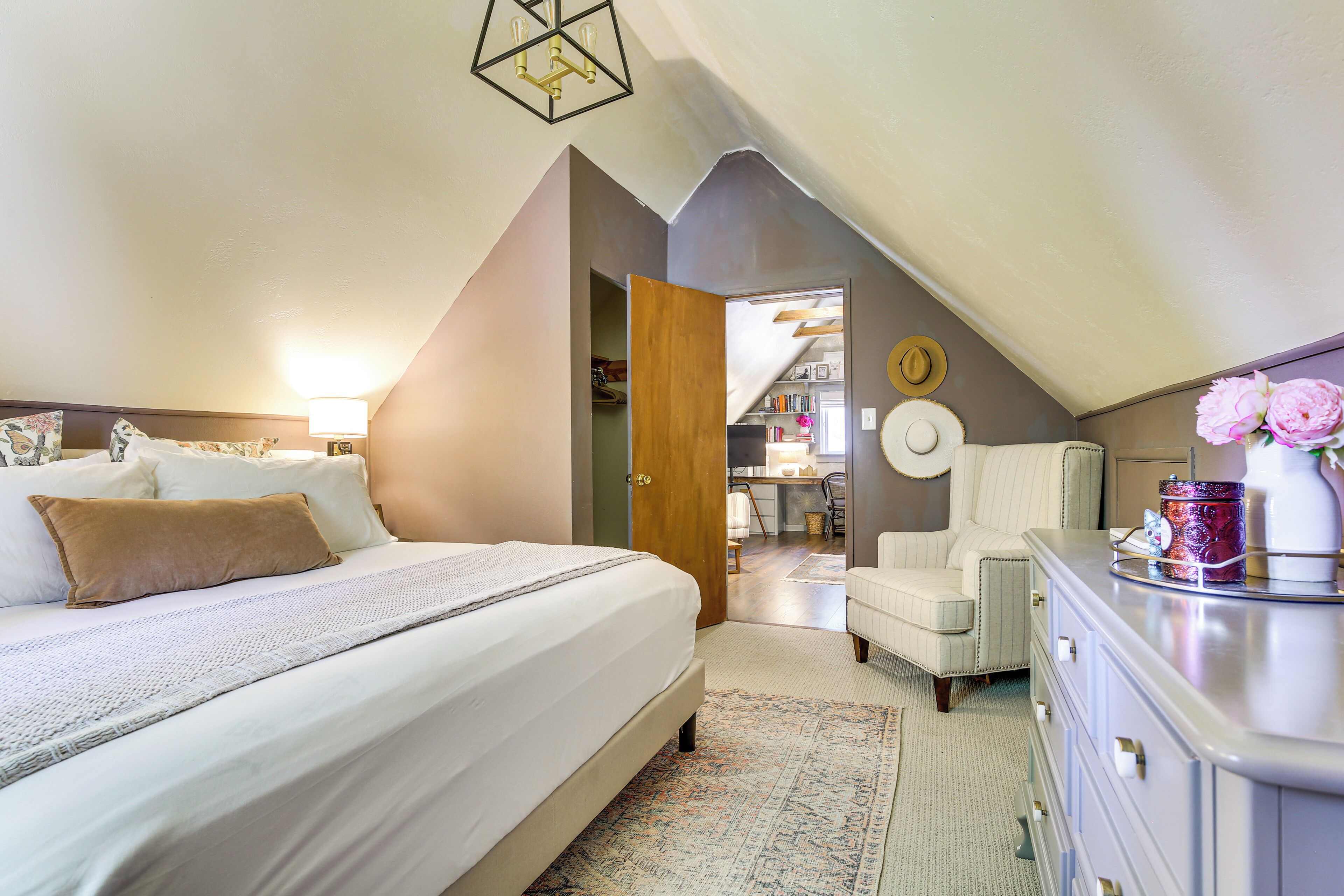 2 bedrooms, desk, iron/ironing board, internet