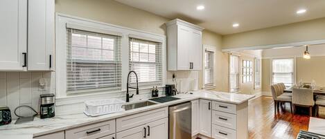 CafetiÚre-théiÚre, vaisselle et ustensiles, table de salle à manger