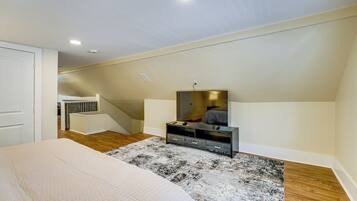 5 bedrooms, desk, iron/ironing board, internet