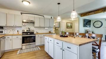 Fridge, microwave, stovetop, dishwasher