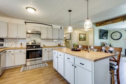 1 Mi to Shops & Cafes: Updated Cassville Home!