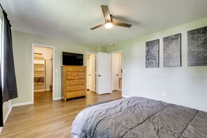 3 bedrooms, desk, Internet, bed sheets - 1 Mi to Shops & Cafes: Updated Cassville Home! (Cassville)