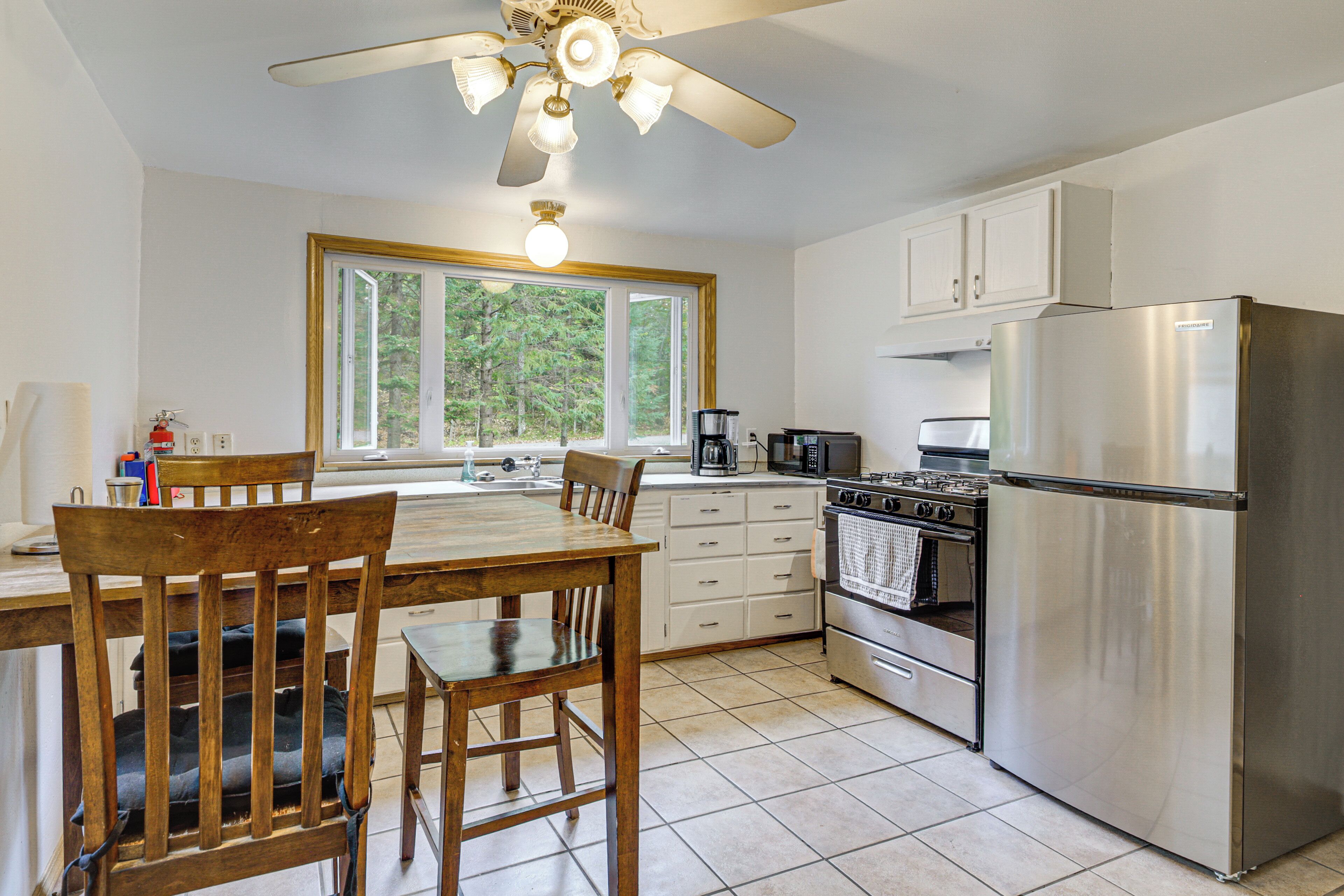 Fridge, microwave, stovetop, cookware/dishes/utensils