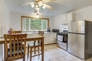 Fridge, microwave, stovetop, cookware/dishes/utensils