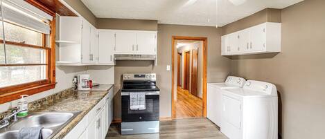 KĂŒhlschrank, Mikrowelle, Herdplatte, Wasserkocher mit Kaffee-/Teezubehör