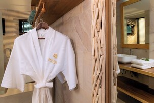 Secador de pelo, pantuflas, toallas, jabón